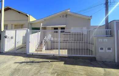 Imagem: A casa possui 3 Dormitórios, 1 Banheiro, 1 Vaga na garagem