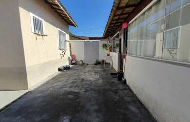 Imagem: A casa possui 3 Dormitórios, 2 Banheiros, 1 Vaga na garagem