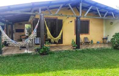 Imagem: A casa possui 3 Dormitórios, 2 Banheiros, 4 Vagas na garagem