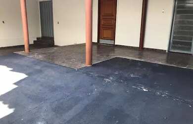 Imagem: A casa possui 3 Dormitórios, 3 Banheiros, 3 Vagas na garagem