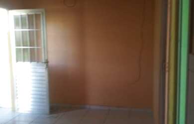 Imagem: A casa possui 2 Dormitórios e 1 Banheiro e está localizado