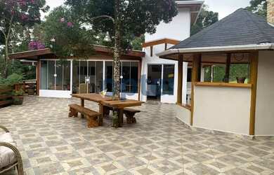 Imagem: A casa possui 2 Dormitórios, 3 Banheiros, 4 Vagas na garagem