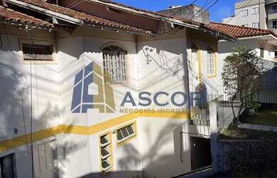 Imagem: A casa possui 5 Dormitórios, 5 Banheiros, 4 Vagas na garagem