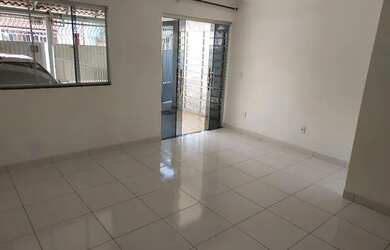 Imagem: A casa possui 3 Dormitórios, 1 Banheiro e 1 Vaga na garagem