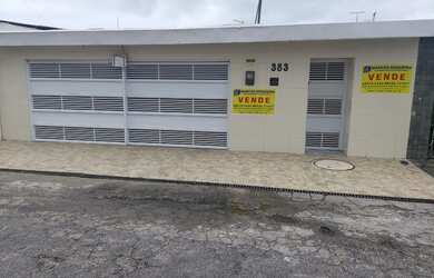 Imagem: A casa possui 5 Dormitórios, 3 Banheiros, 2 Vagas na garagem