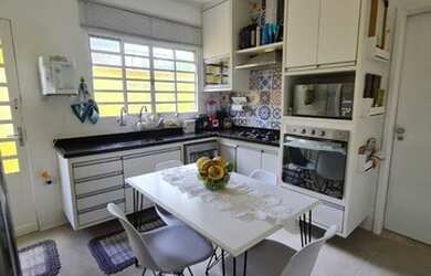 Imagem: A casa possui 3 Dormitórios, 2 Banheiros, 2 Vagas na garagem