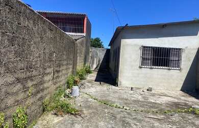 Imagem: A casa possui 1 Dormitório, 1 Banheiro, 4 Vagas na garagem