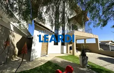 Imagem: A casa em condomínio possui 3 Dormitórios, 3 Banheiros, 4