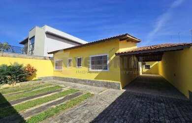 Imagem: A casa possui 3 Dormitórios, 2 Banheiros, 5 Vagas na garagem