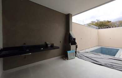 Imagem: A casa possui 3 Dormitórios, 3 Banheiros, 3 Vagas na garagem