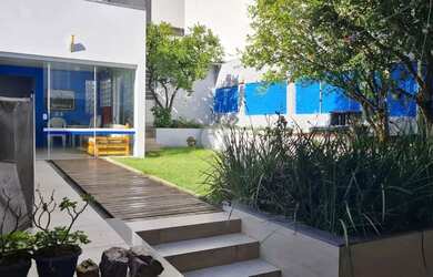 Imagem: A casa possui 4 Dormitórios, 4 Banheiros, 2 Vagas na garagem