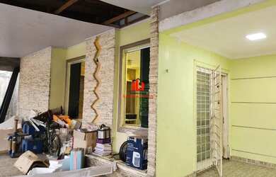 Imagem: A casa possui 3 Dormitórios, 1 Banheiro, 3 Vagas na garagem