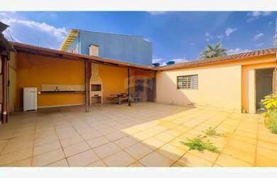 Imagem: A casa possui 4 Dormitórios, 3 Banheiros, 2 Vagas na garagem