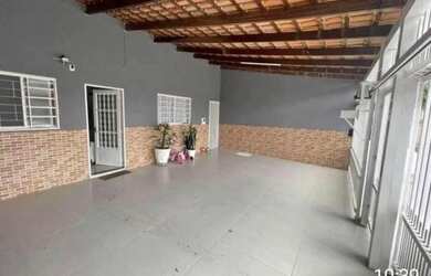 Imagem: A casa possui 3 Dormitórios, 1 Banheiro e 1 Vaga na garagem