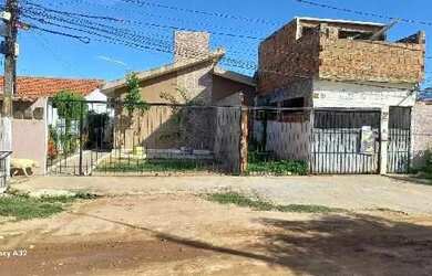 Imagem: A casa possui 2 Dormitórios, 1 Banheiro, 1 Vaga na garagem