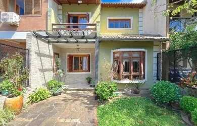 Imagem: A casa possui 3 Dormitórios, 2 Banheiros, 2 Vagas na garagem