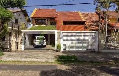 Imagem: A casa possui 4 Dormitórios, 3 Banheiros, 3 Vagas na garagem