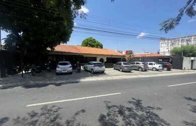 Imagem: A casa possui 5 Dormitórios, 4 Banheiros, 5 Vagas na garagem