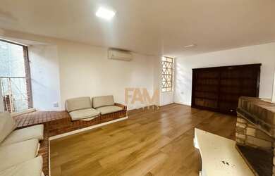 Imagem: A casa possui 4 Dormitórios, 4 Banheiros, 2 Vagas na garagem