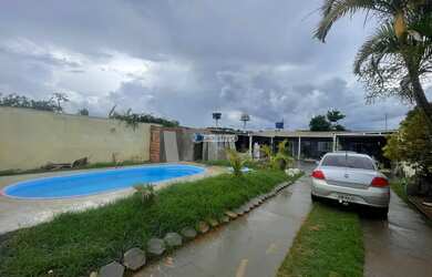 Imagem: A casa possui 3 Dormitórios, 1 Banheiro, 450m² de Área e