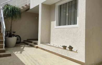 Imagem: A casa possui 3 Dormitórios, 3 Banheiros, 2 Vagas na garagem