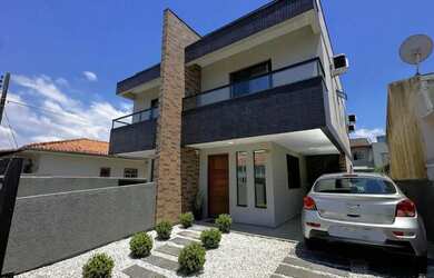 Imagem: A casa possui 3 Dormitórios, 3 Banheiros, 2 Vagas na garagem