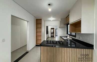 Imagem: A casa possui 3 Dormitórios, 5 Banheiros, 4 Vagas na garagem