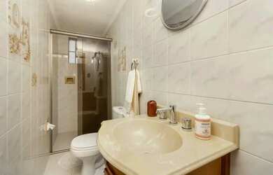 Imagem: A casa possui 2 Dormitórios, 3 Banheiros, 1 Vaga na garagem