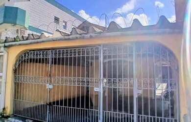 Imagem: A casa possui 2 Dormitórios, 1 Banheiro, 2 Vagas na garagem