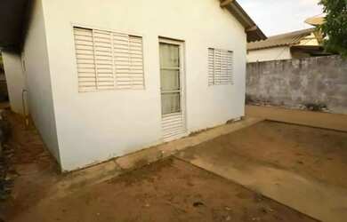 Imagem: A casa possui 2 Dormitórios, 1 Banheiro, Varanda e está localizado