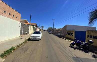 Imagem: A casa possui 2 Dormitórios, 1 Banheiro, 5 Vagas na garagem