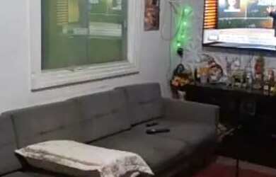 Imagem: A casa possui 3 Dormitórios, 2 Banheiros, 1 Vaga na garagem