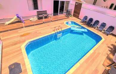 Imagem: A casa em condomínio possui 5 Dormitórios, 5 Banheiros, 4