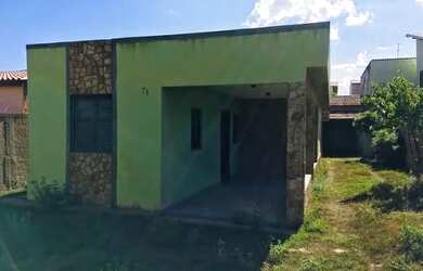 Imagem: A casa possui 4 Dormitórios, 2 Banheiros, 5 Vagas na garagem