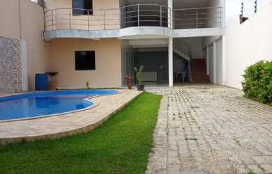 Imagem: A casa possui 2 Dormitórios, Acomodam 10 pessoas e 5 Vagas