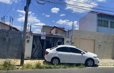 Imagem: A casa possui 2 Dormitórios, 1 Banheiro, 2 Vagas na garagem