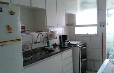 Imagem: O apartamento possui 2 Dormitórios, 1 Banheiro, 1 Vaga na garagem