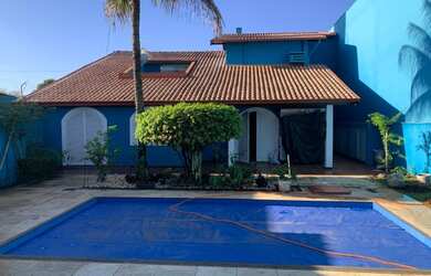 Imagem: A casa possui 5 Dormitórios, 5 Banheiros, 4 Vagas na garagem