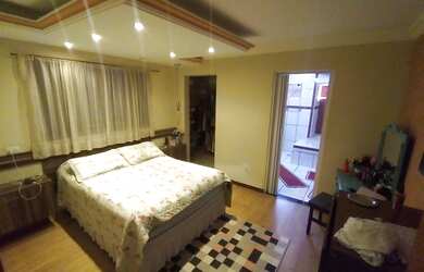 Imagem: A casa possui 4 Dormitórios, 5 Banheiros, 2 Vagas na garagem