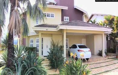 Imagem: A casa possui 4 Dormitórios, 5 Banheiros, 2 Vagas na garagem