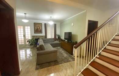 Imagem: A casa possui 4 Dormitórios, 4 Banheiros, 5 Vagas na garagem