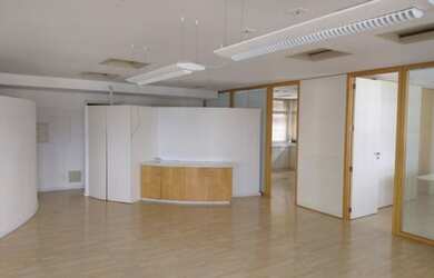 Imagem: O depósito para alugar possui 2 Vagas na garagem e 130m² de