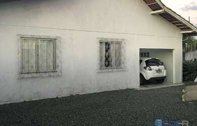 Imagem: A casa possui 3 Dormitórios, 2 Banheiros, 3 Vagas na garagem