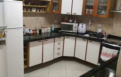 Imagem: A casa possui 3 Dormitórios, 4 Banheiros, 2 Vagas na garagem