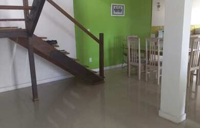 Imagem: A casa possui 4 Dormitórios, 3 Banheiros, 1 Vaga na garagem