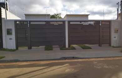 Imagem: A casa possui 2 Dormitórios, 2 Banheiros, 2 Vagas na garagem