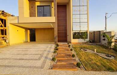 Imagem: A casa em condomínio possui 4 Dormitórios, 5 Banheiros, 242m²