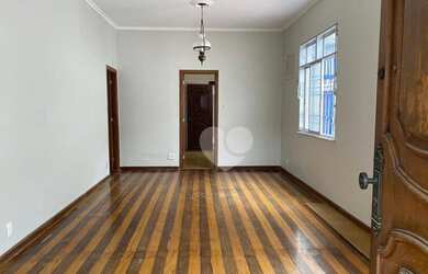 Imagem: A casa possui 5 Dormitórios, 2 Banheiros, 4 Vagas na garagem