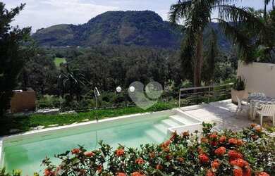 Imagem: A casa em condomínio possui 4 Dormitórios, 5 Banheiros, 4