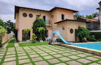 Imagem: A casa em condomínio possui 5 Dormitórios, 4 Banheiros, 3